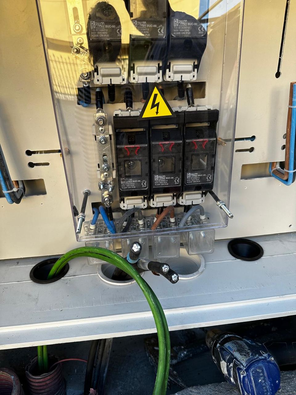 Caja general de protección con bases fusibles en una acometida eléctrica