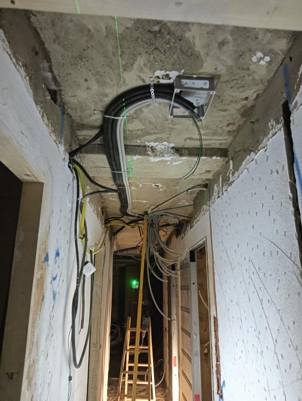 Canalizaciones eléctricas y tubos grapados en techo durante una obra