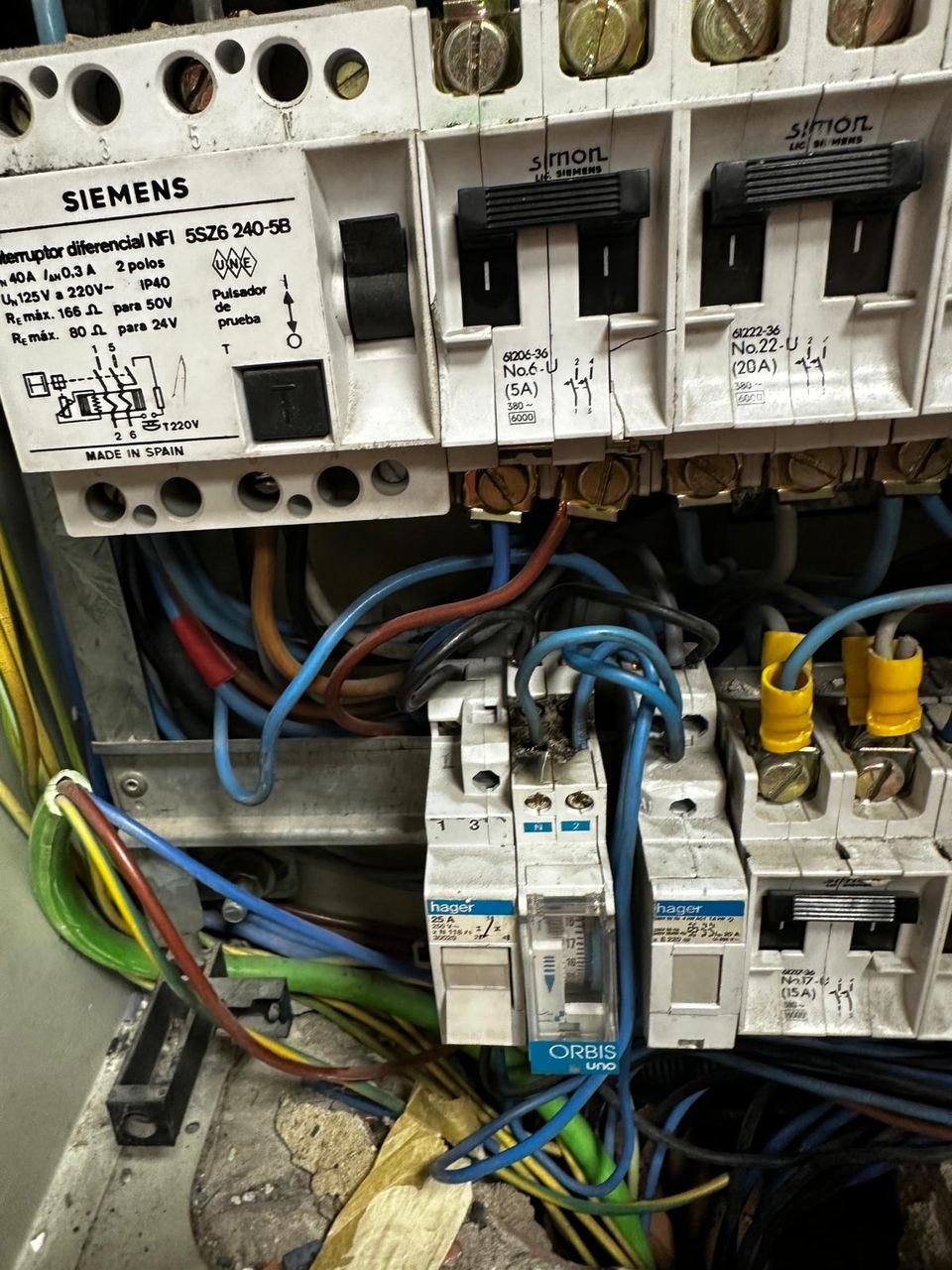 Cuadro eléctrico antiguo con protecciones obsoletas pendiente de sustitución