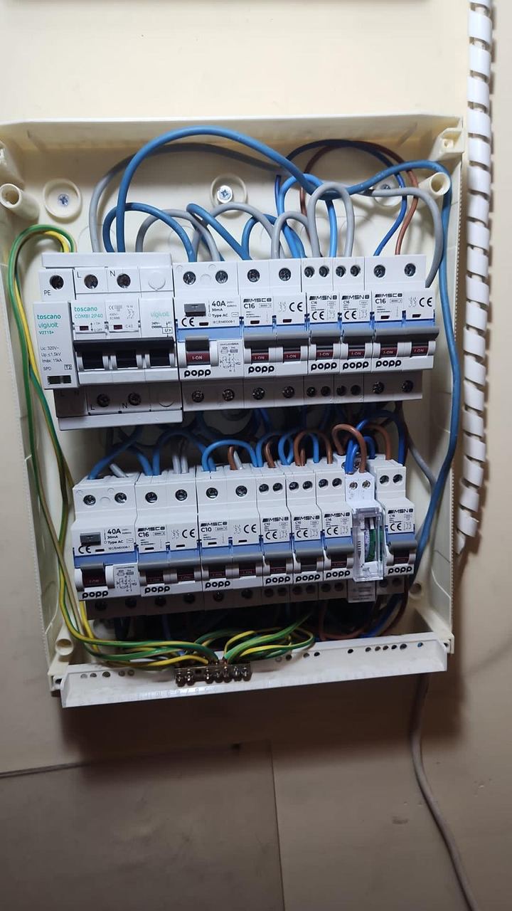 Cuadro eléctrico nuevo instalado por Zone Reformas S.L con diferenciales y protección contra sobretensiones