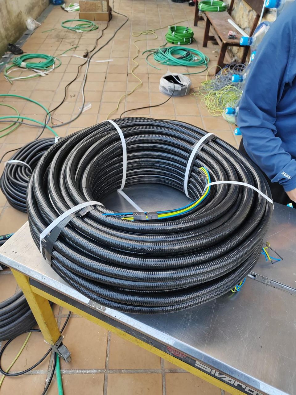 Rollos de tubo precableado fabricados a medida en taller