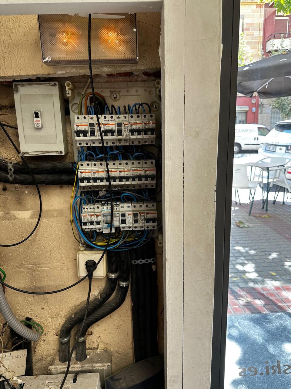 Cuadro eléctrico y canalizaciones en un local comercial