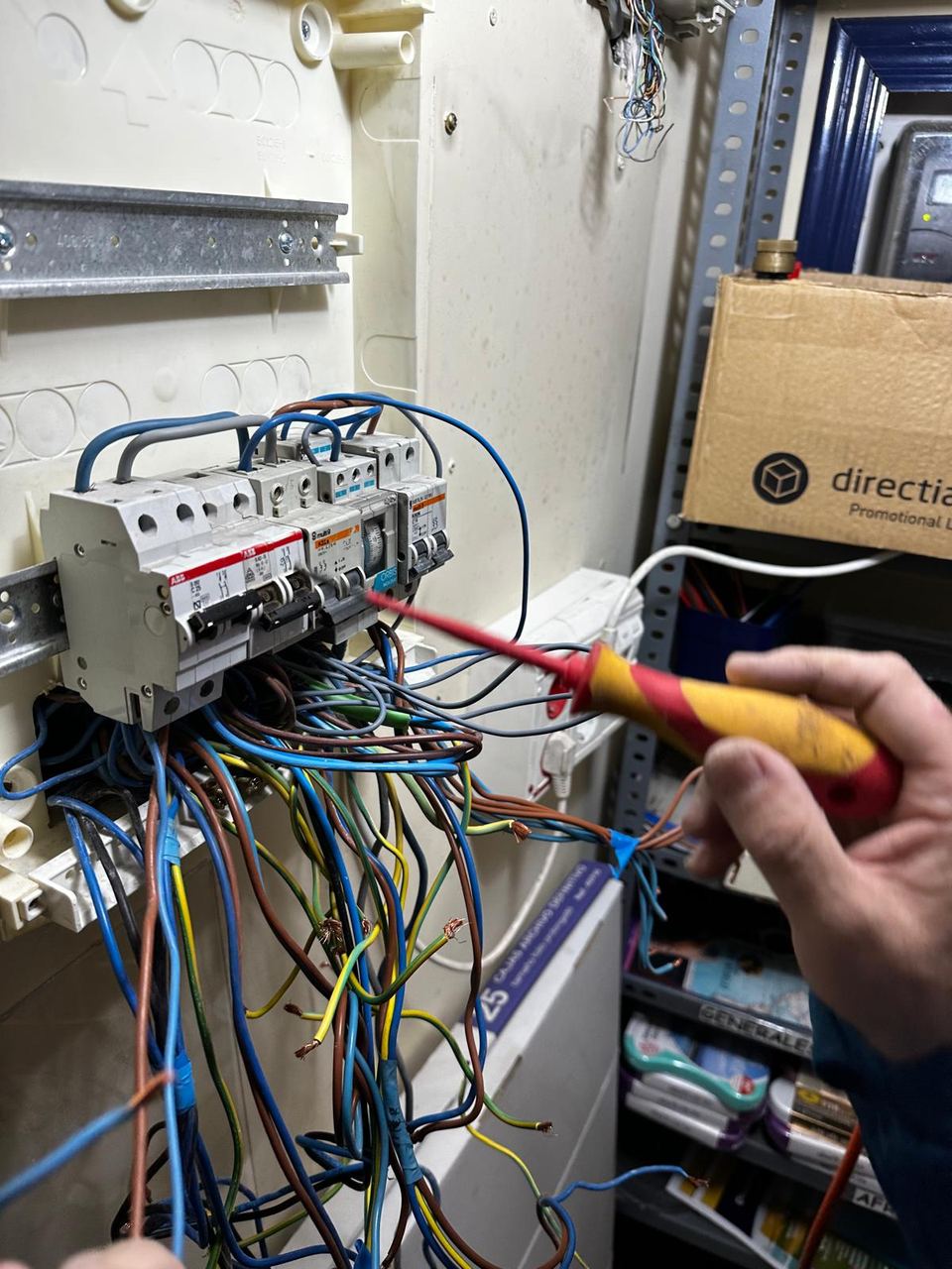 Electricista de Zone Reformas trabajando en el mantenimiento de un cuadro eléctrico