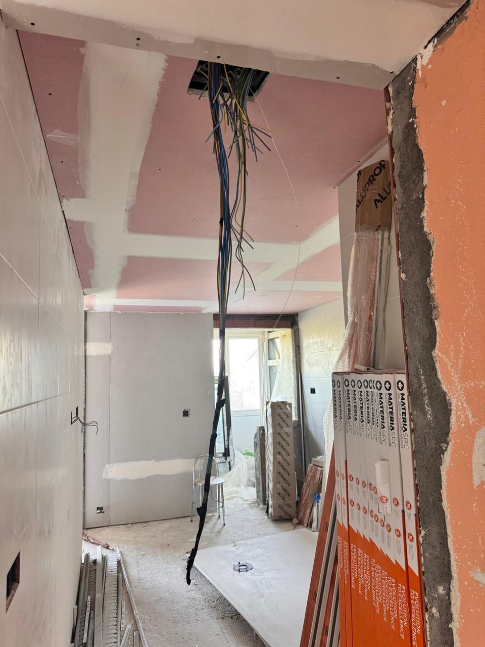 Cableado preparado en el techo durante una reforma eléctrica de vivienda