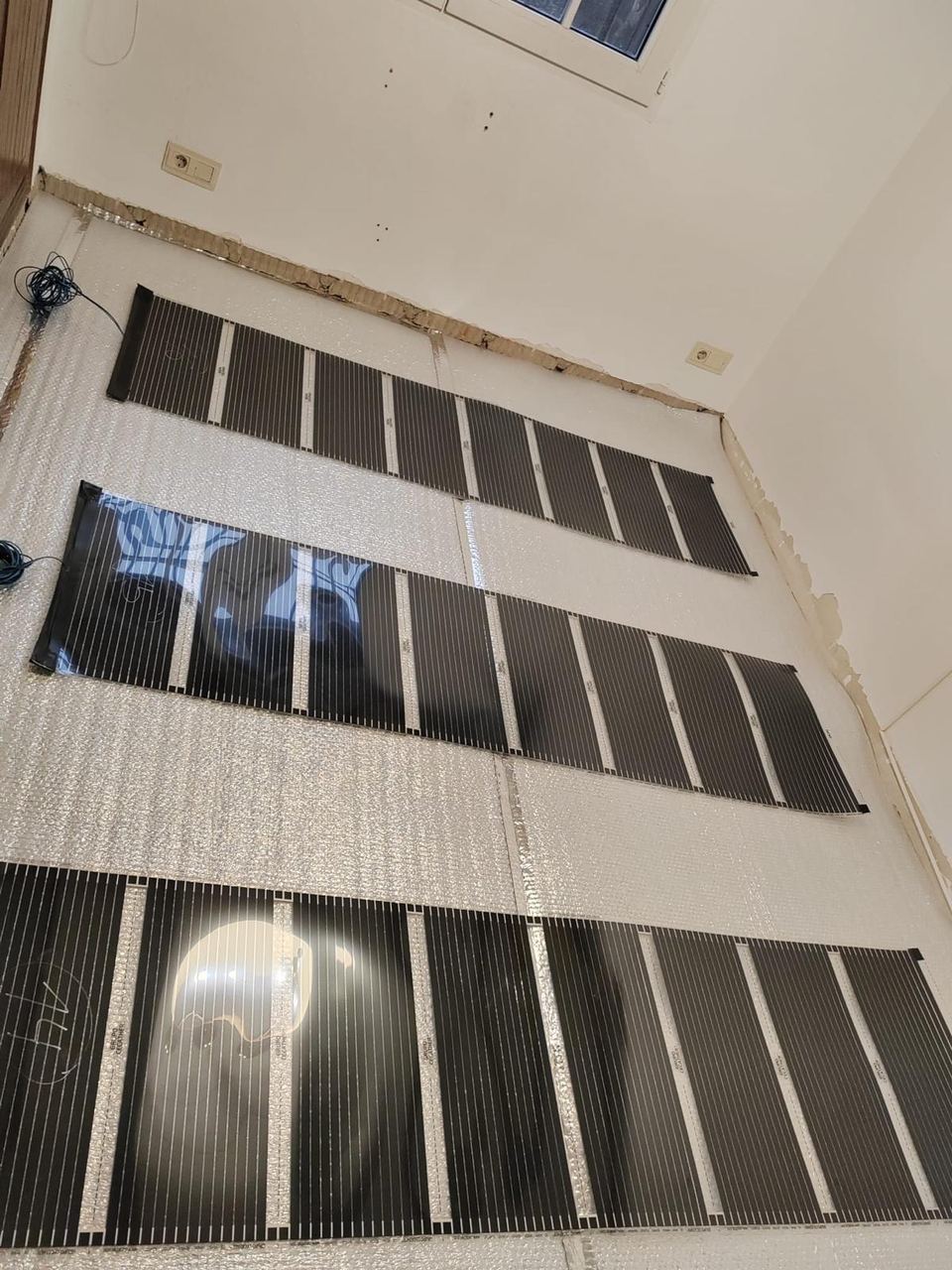 Instalación de lámina de suelo radiante eléctrico sobre aislante
